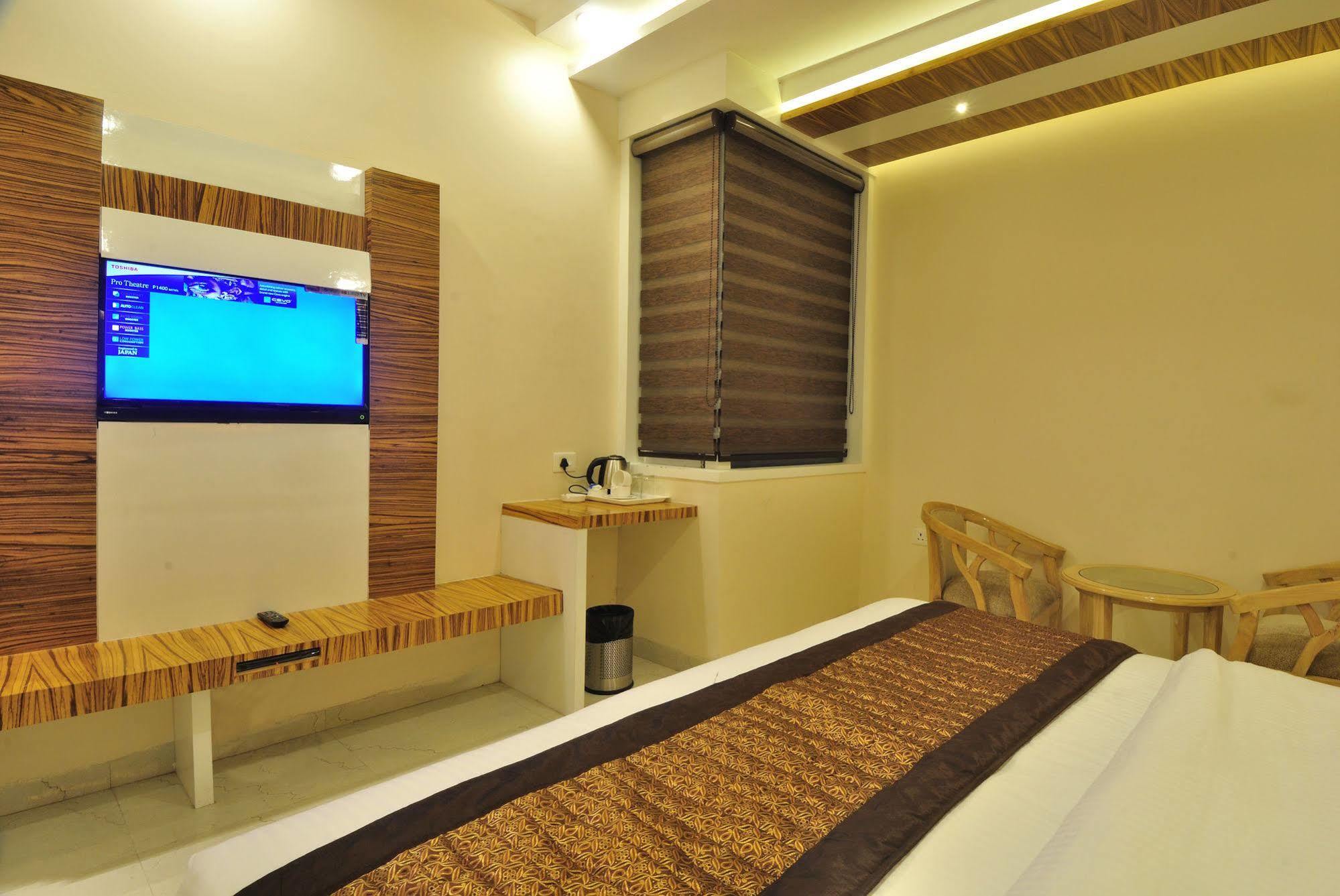 Hotel Aman Continental - 2Mins From Railway Station And 5 Mins From Metro Nowe Delhi Zewnętrze zdjęcie